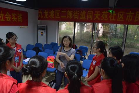 图为公司副书记杨倩老师慰问志愿者.JPG